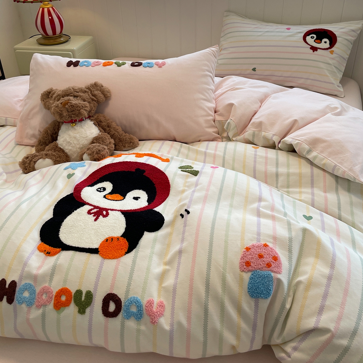 91家纺网 家纺一手货源 找家纺 蓝邻家纺 2025新款全棉磨毛卡通刺绣款四件套--毛巾绣系列 甜心企鹅