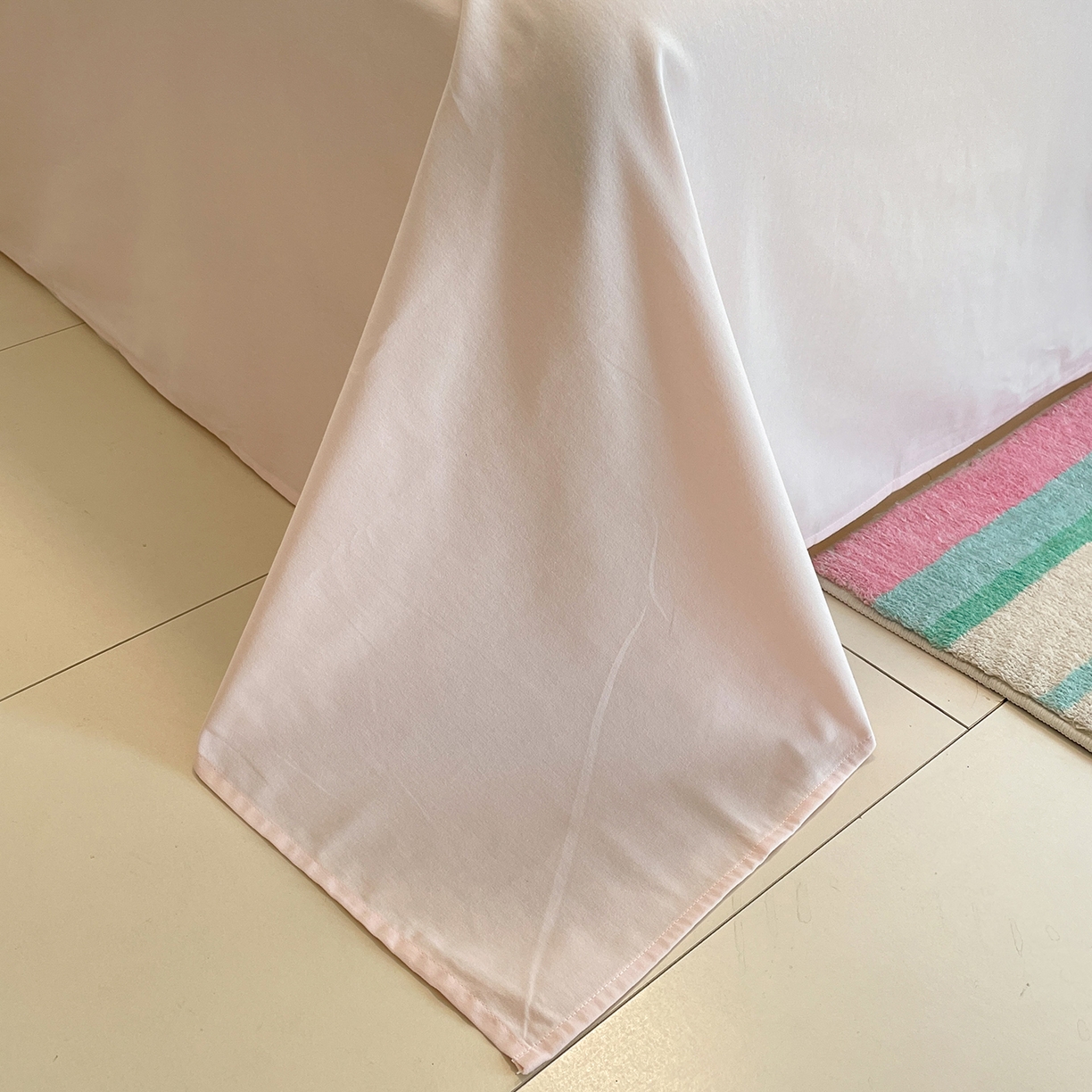 91家纺网 家纺一手货源 找家纺 蓝邻家纺 2025新款全棉磨毛卡通刺绣款四件套--毛巾绣系列 甜心企鹅