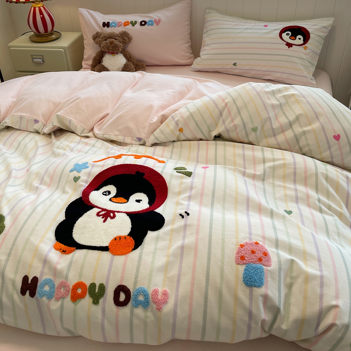 91家纺网 家纺一手货源 找家纺 蓝邻家纺 2025新款全棉磨毛卡通刺绣款四件套--毛巾绣系列 甜心企鹅