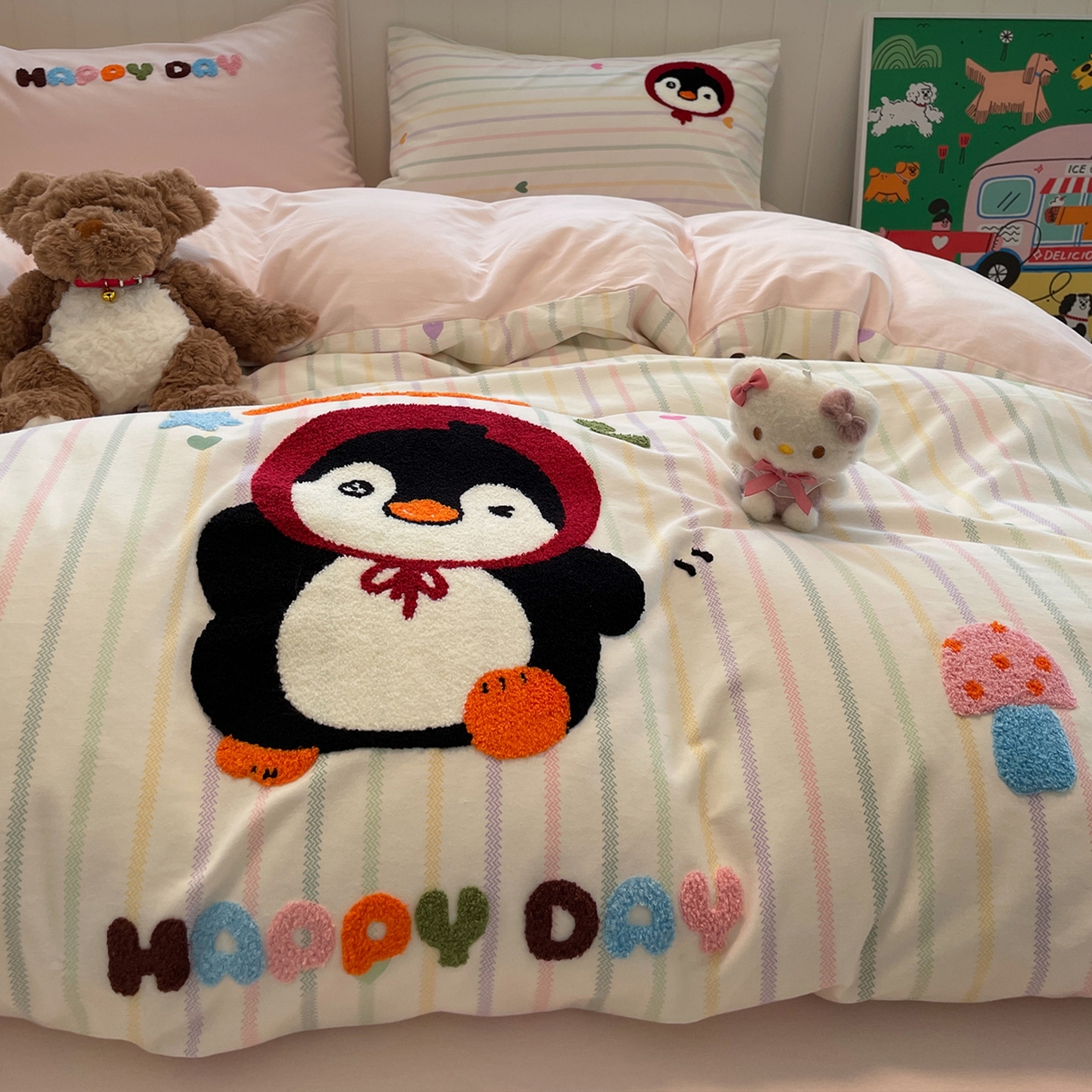 91家纺网 家纺一手货源 找家纺 蓝邻家纺 2025新款全棉磨毛卡通刺绣款四件套--毛巾绣系列 甜心企鹅