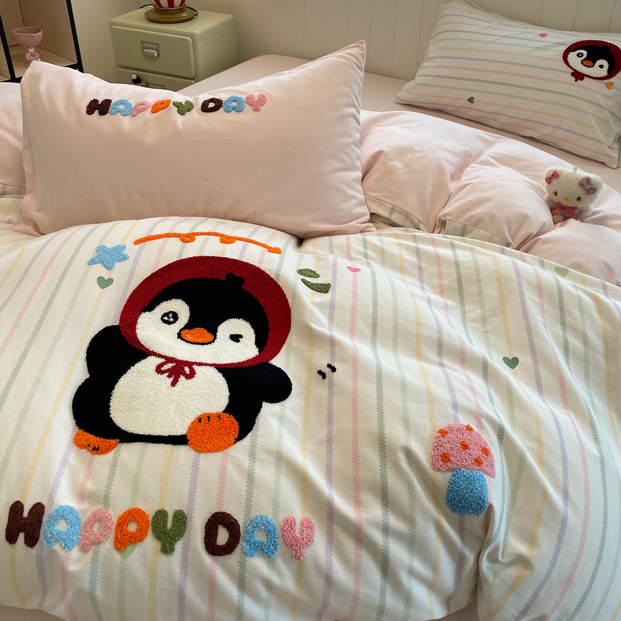 91家纺网 家纺一手货源 找家纺 蓝邻家纺 2025新款全棉磨毛卡通刺绣款四件套--毛巾绣系列 甜心企鹅
