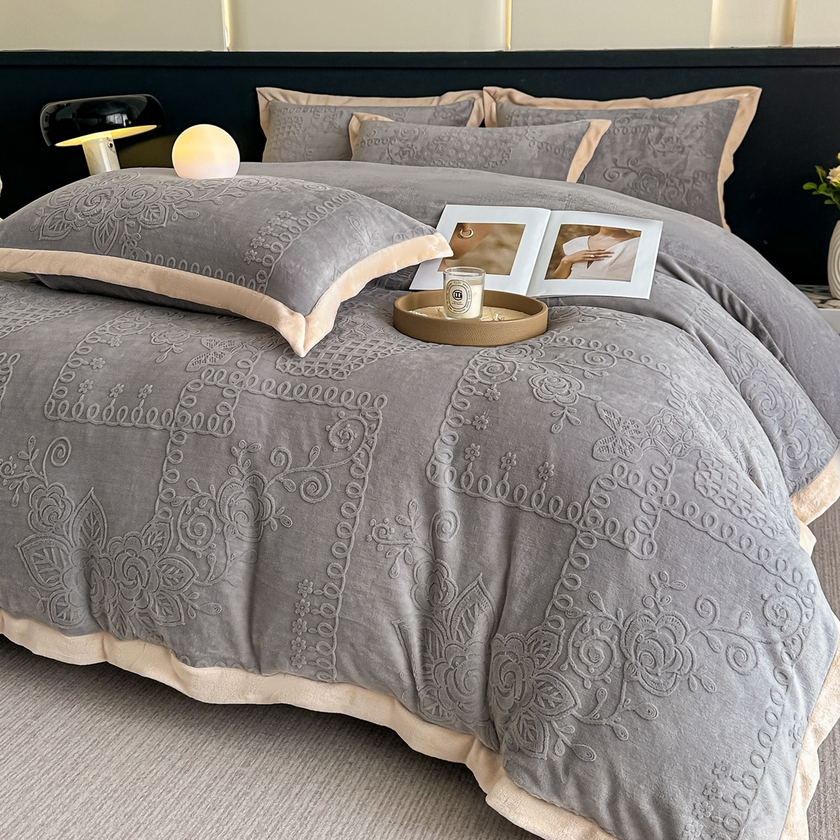 91家纺网 家纺一手货源 找家纺 亿梵家居  2025秋冬新款-拼角款A类全消光牛奶绒立体5D雕花绒四件套 奥罗拉-轻奢灰