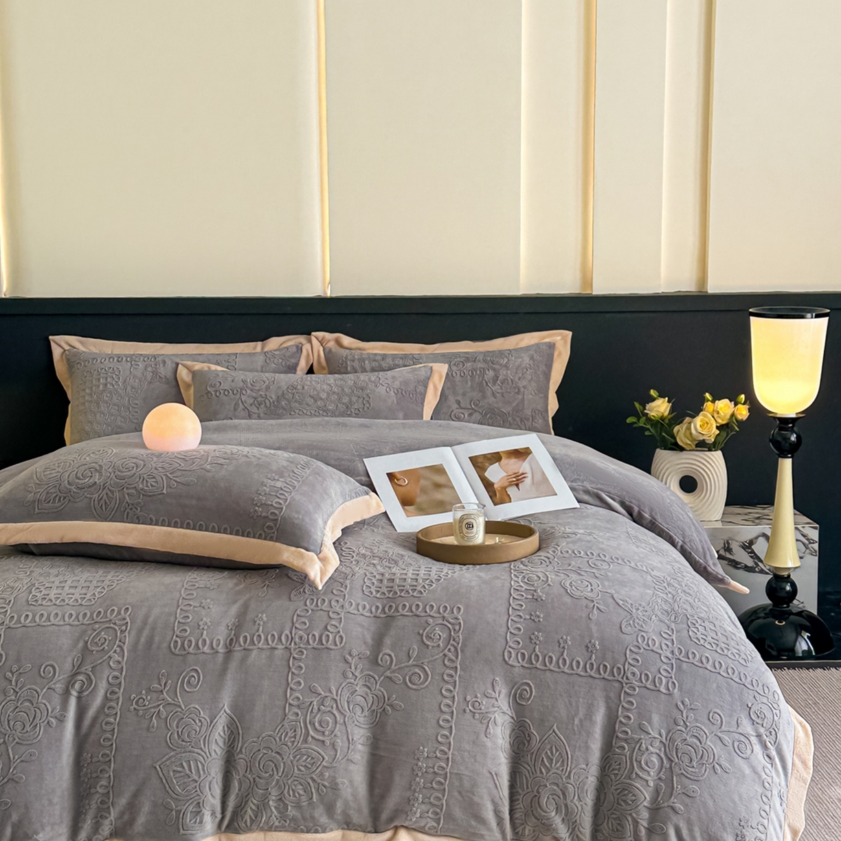 91家纺网 家纺一手货源 找家纺 亿梵家居  2025秋冬新款-拼角款A类全消光牛奶绒立体5D雕花绒四件套 奥罗拉-轻奢灰