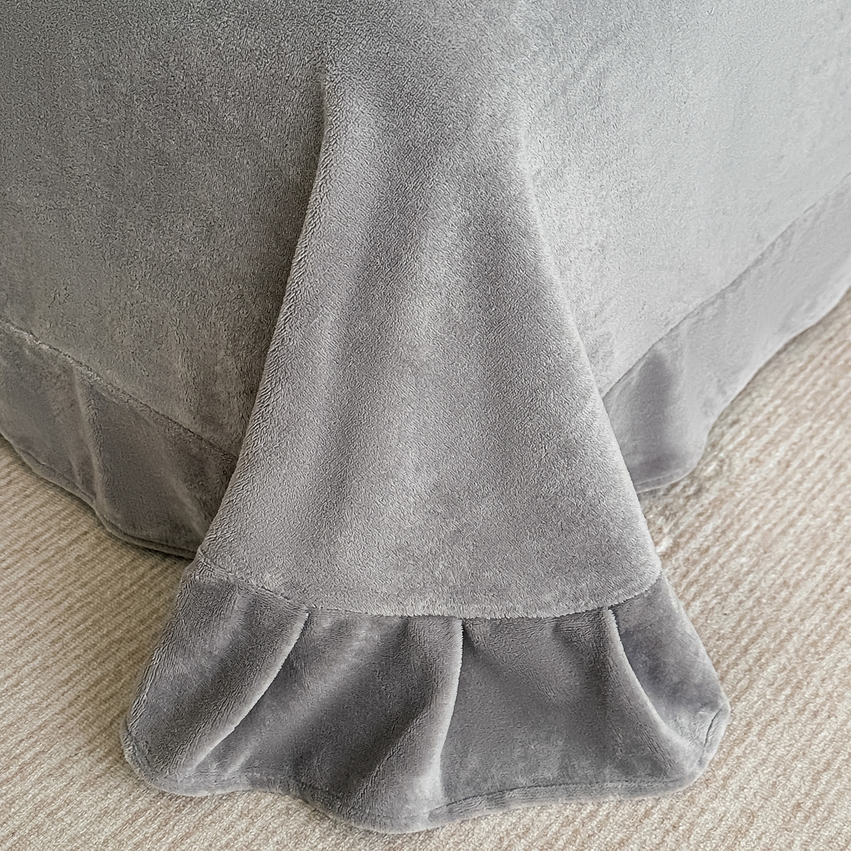 91家纺网 家纺一手货源 找家纺 亿梵家居  2025秋冬新款-拼角款A类全消光牛奶绒立体5D雕花绒四件套 奥罗拉-轻奢灰