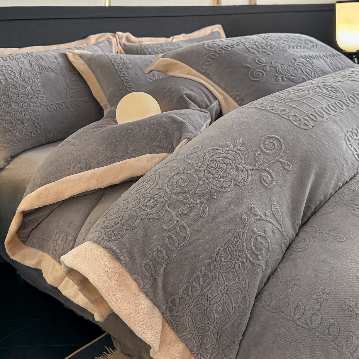 亿梵家居  2025秋冬新款-拼角款A类全消光牛奶绒立体5D雕花绒四件套 奥罗拉-轻奢灰