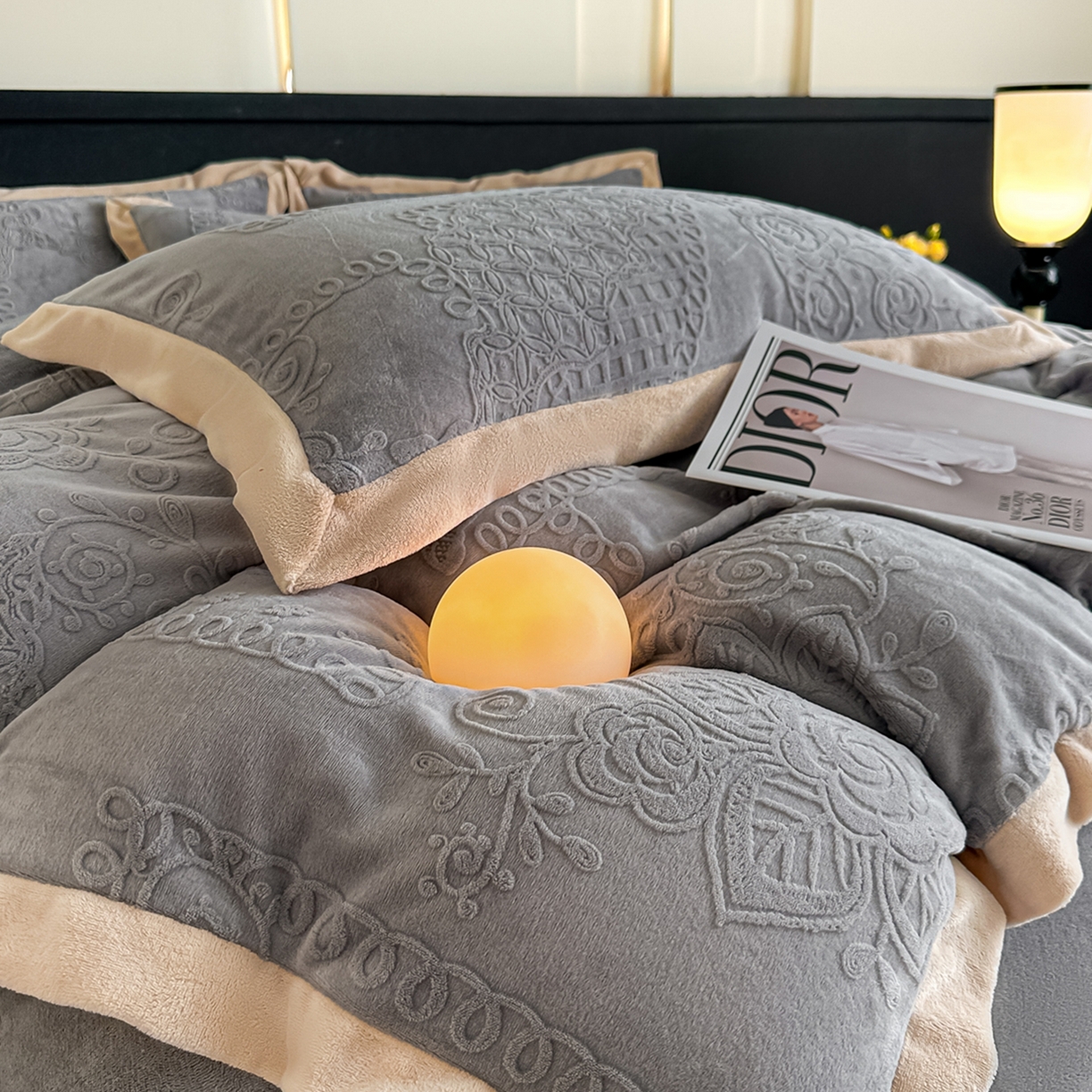 91家纺网 家纺一手货源 找家纺 亿梵家居  2025秋冬新款-拼角款A类全消光牛奶绒立体5D雕花绒四件套 奥罗拉-轻奢灰