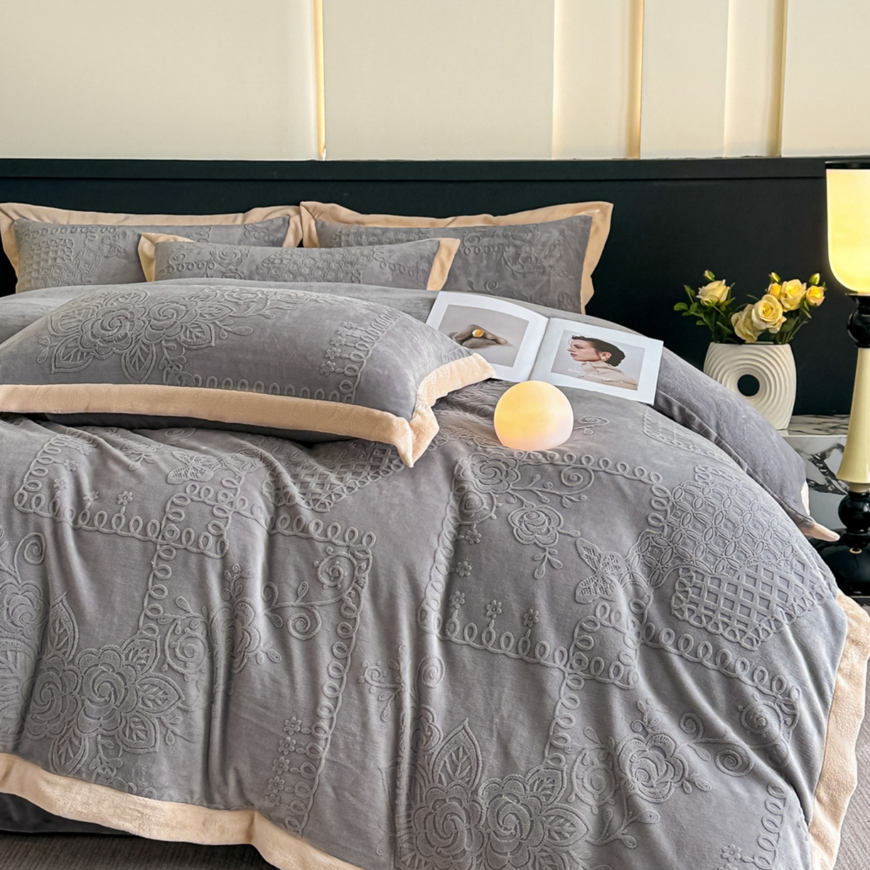 91家纺网 家纺一手货源 找家纺 亿梵家居  2025秋冬新款-拼角款A类全消光牛奶绒立体5D雕花绒四件套 奥罗拉-轻奢灰