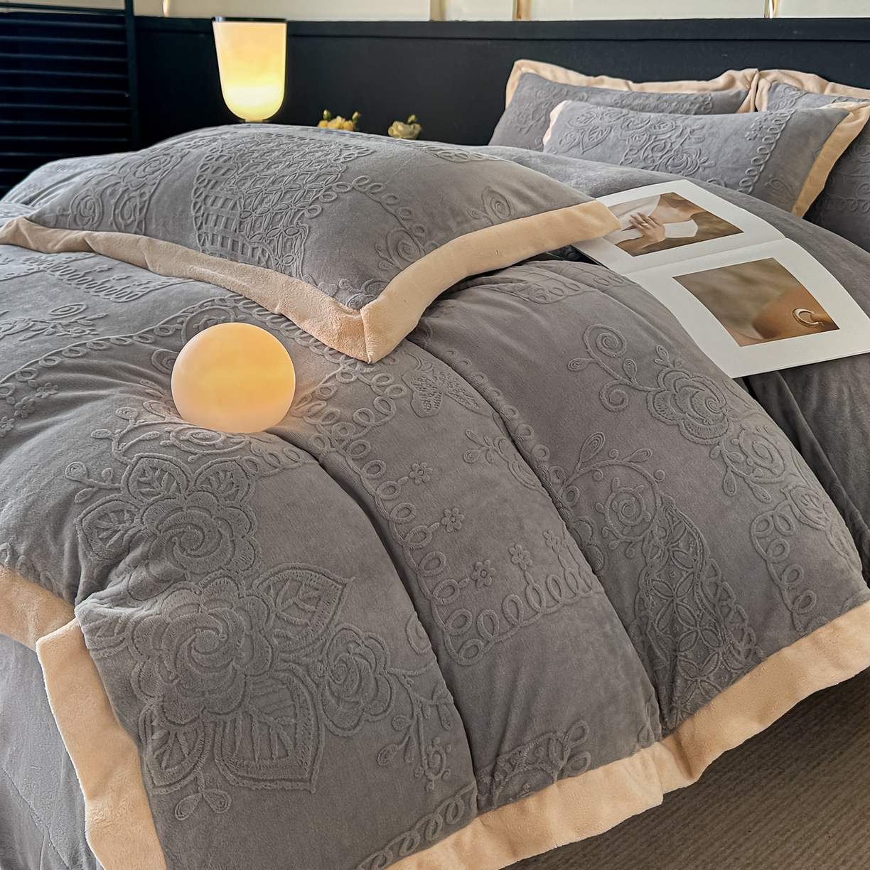 91家纺网 家纺一手货源 找家纺 亿梵家居  2025秋冬新款-拼角款A类全消光牛奶绒立体5D雕花绒四件套 奥罗拉-轻奢灰