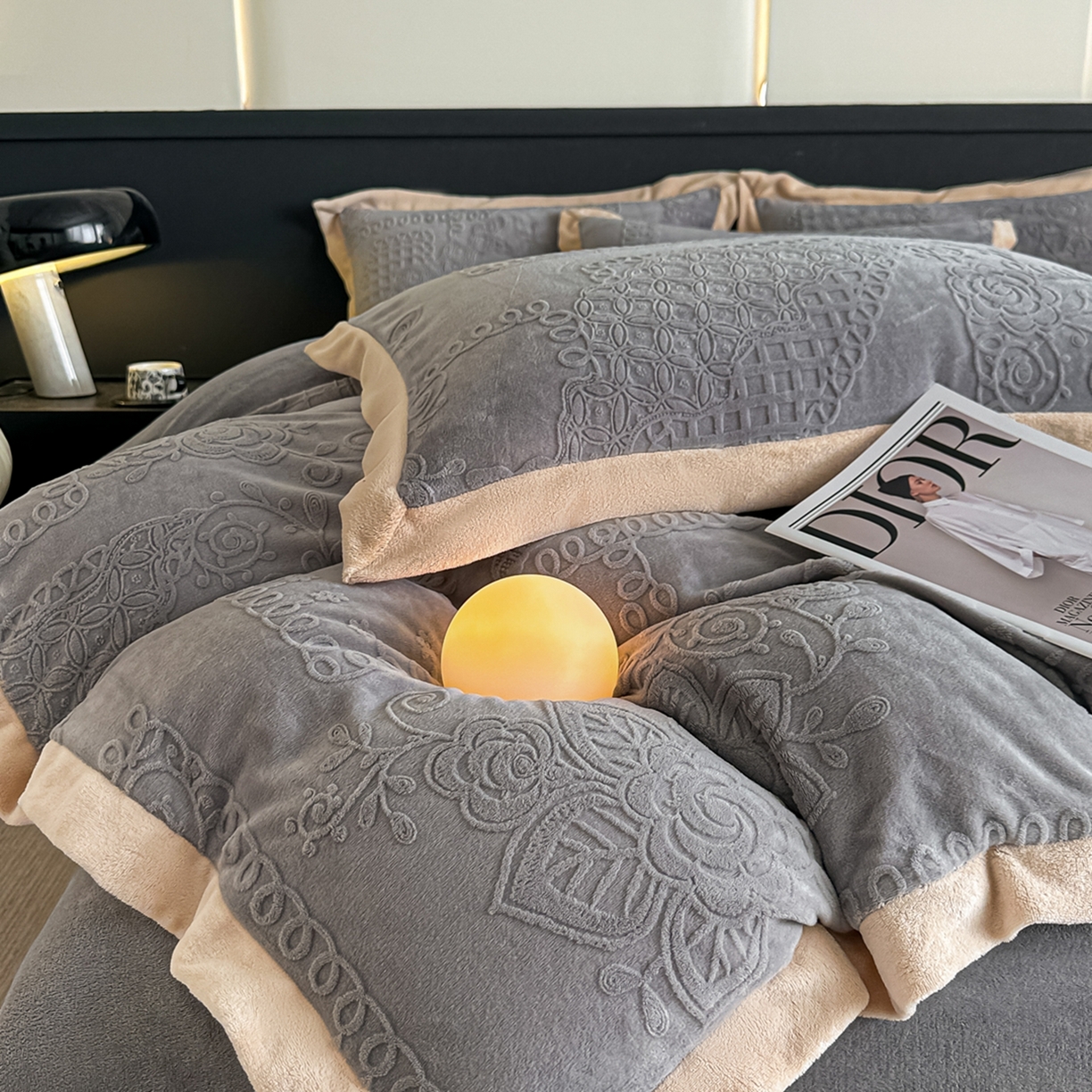 91家纺网 家纺一手货源 找家纺 亿梵家居  2025秋冬新款-拼角款A类全消光牛奶绒立体5D雕花绒四件套 奥罗拉-轻奢灰