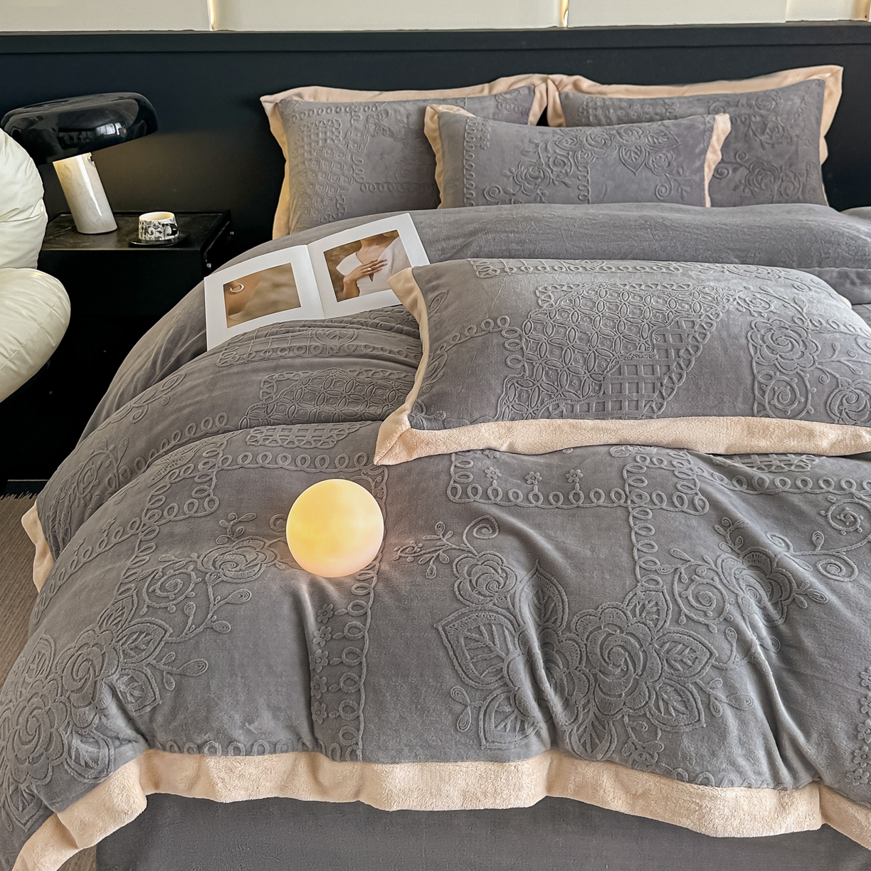 91家纺网 家纺一手货源 找家纺 亿梵家居  2025秋冬新款-拼角款A类全消光牛奶绒立体5D雕花绒四件套 奥罗拉-轻奢灰