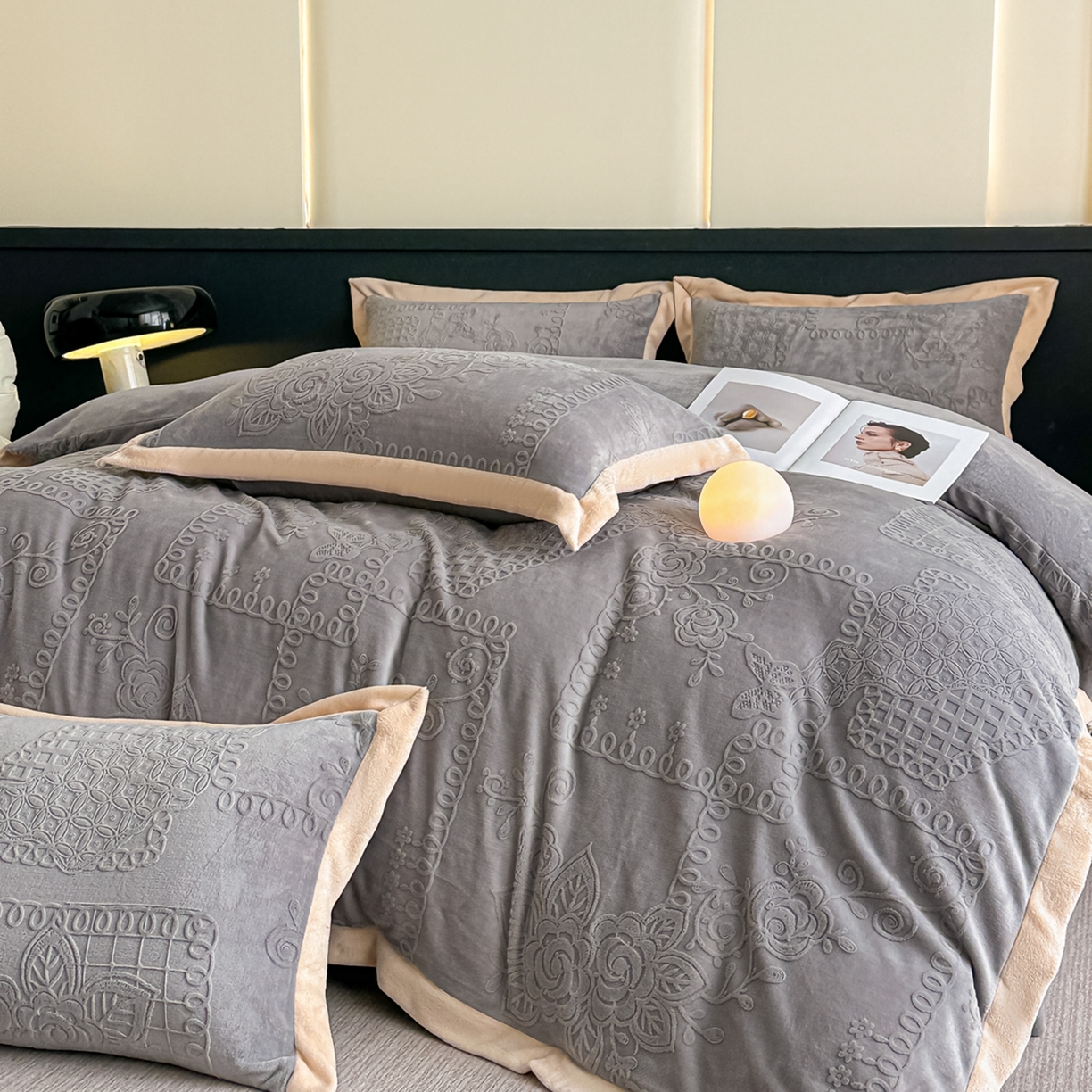 91家纺网 家纺一手货源 找家纺 亿梵家居  2025秋冬新款-拼角款A类全消光牛奶绒立体5D雕花绒四件套 奥罗拉-轻奢灰