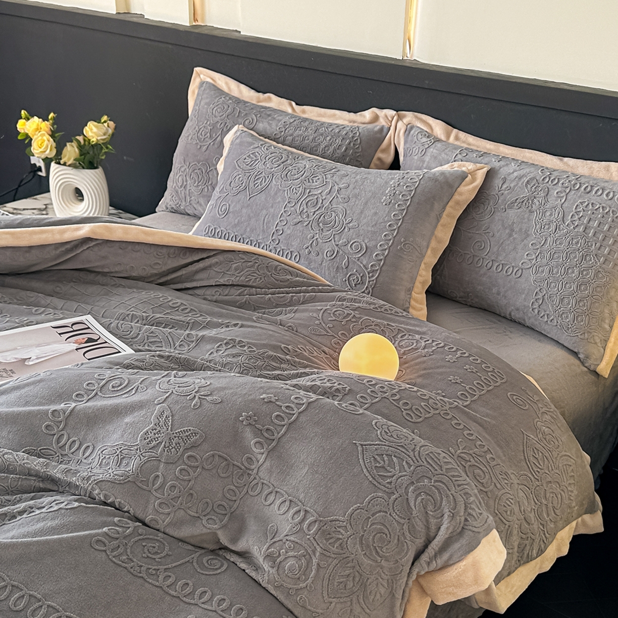 91家纺网 家纺一手货源 找家纺 亿梵家居  2025秋冬新款-拼角款A类全消光牛奶绒立体5D雕花绒四件套 奥罗拉-轻奢灰