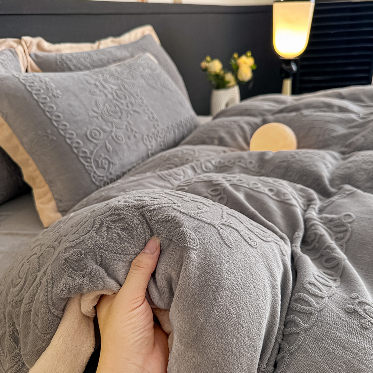 91家纺网 家纺一手货源 找家纺 亿梵家居  2025秋冬新款-拼角款A类全消光牛奶绒立体5D雕花绒四件套 奥罗拉-轻奢灰