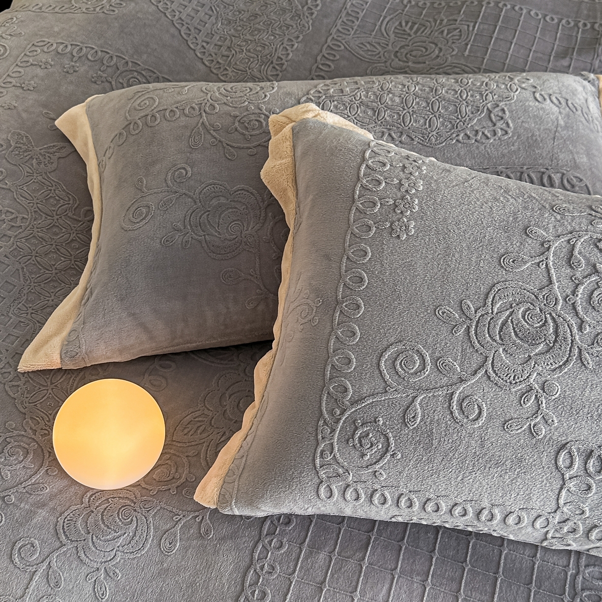 91家纺网 家纺一手货源 找家纺 亿梵家居  2025秋冬新款-拼角款A类全消光牛奶绒立体5D雕花绒四件套 奥罗拉-轻奢灰