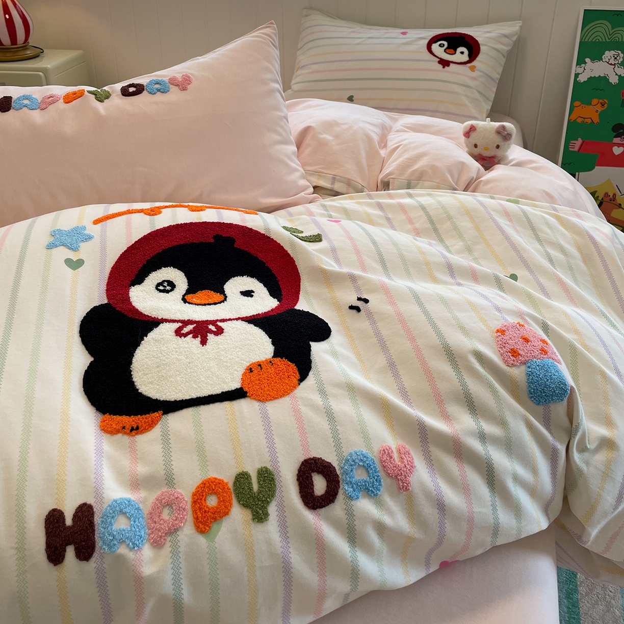 91家纺网 家纺一手货源 找家纺 蓝邻家纺 2025新款全棉磨毛卡通刺绣款四件套--毛巾绣系列 甜心企鹅