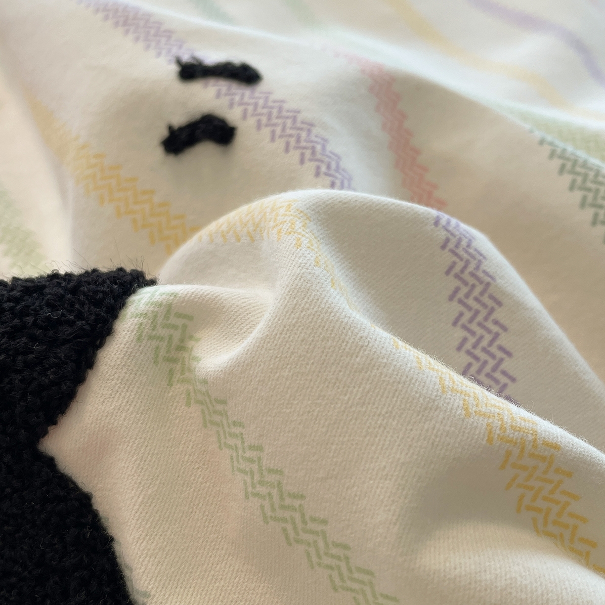 91家纺网 家纺一手货源 找家纺 蓝邻家纺 2025新款全棉磨毛卡通刺绣款四件套--毛巾绣系列 甜心企鹅