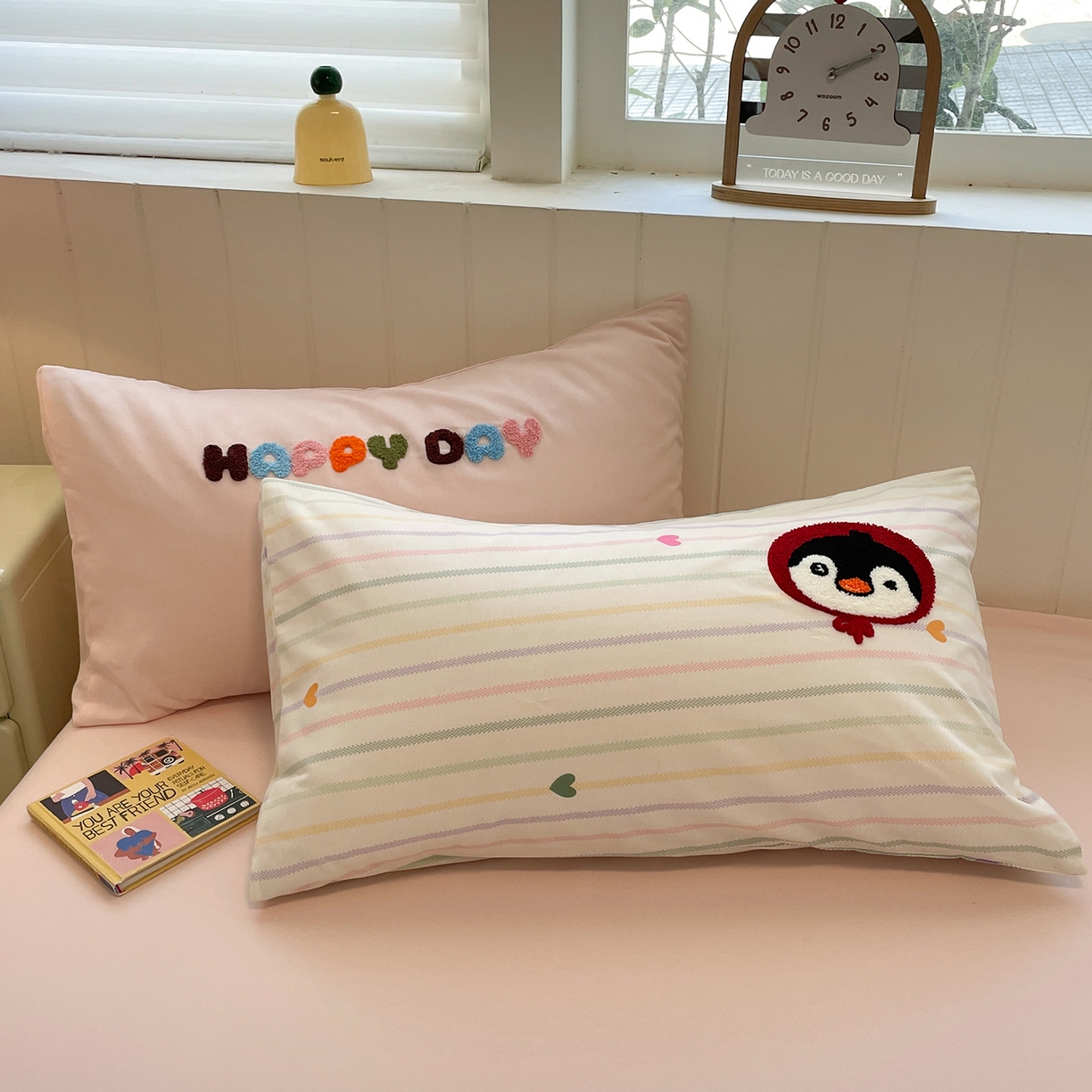 91家纺网 家纺一手货源 找家纺 蓝邻家纺 2025新款全棉磨毛卡通刺绣款四件套--毛巾绣系列 甜心企鹅