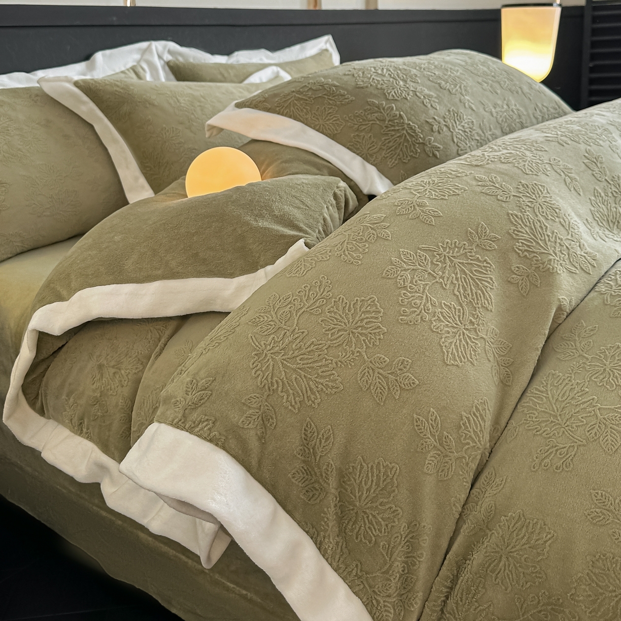 亿梵家居  2025秋冬新款-拼角款A类全消光牛奶绒立体5D雕花绒四件套 布兰卡-柳茶绿