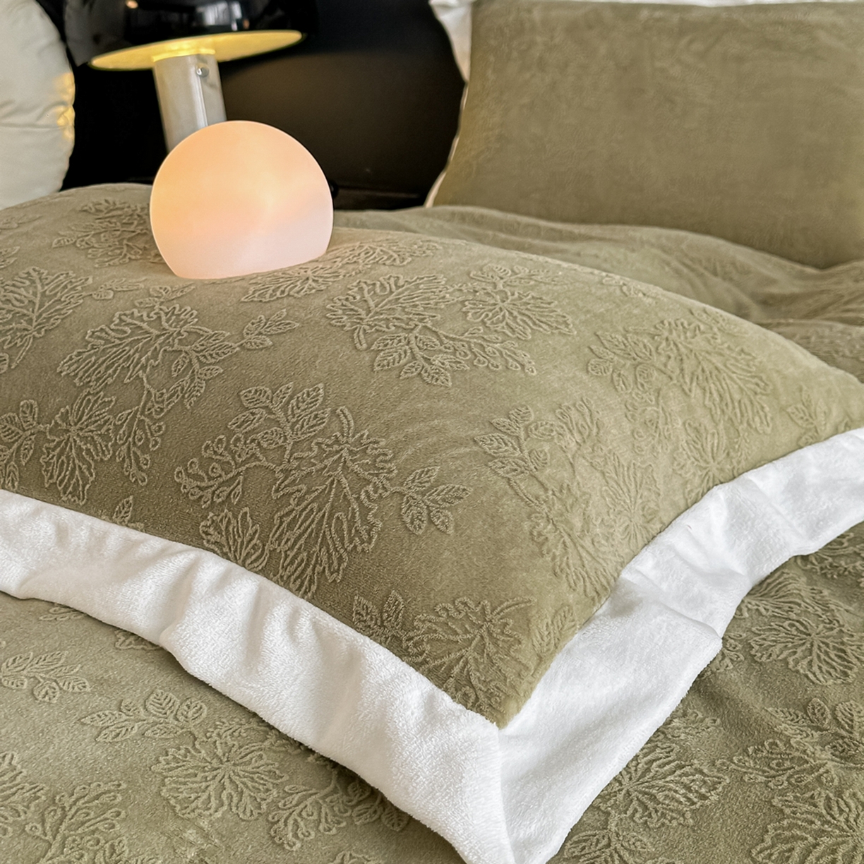 91家纺网 家纺一手货源 找家纺 亿梵家居  2025秋冬新款-拼角款A类全消光牛奶绒立体5D雕花绒四件套 布兰卡-柳茶绿