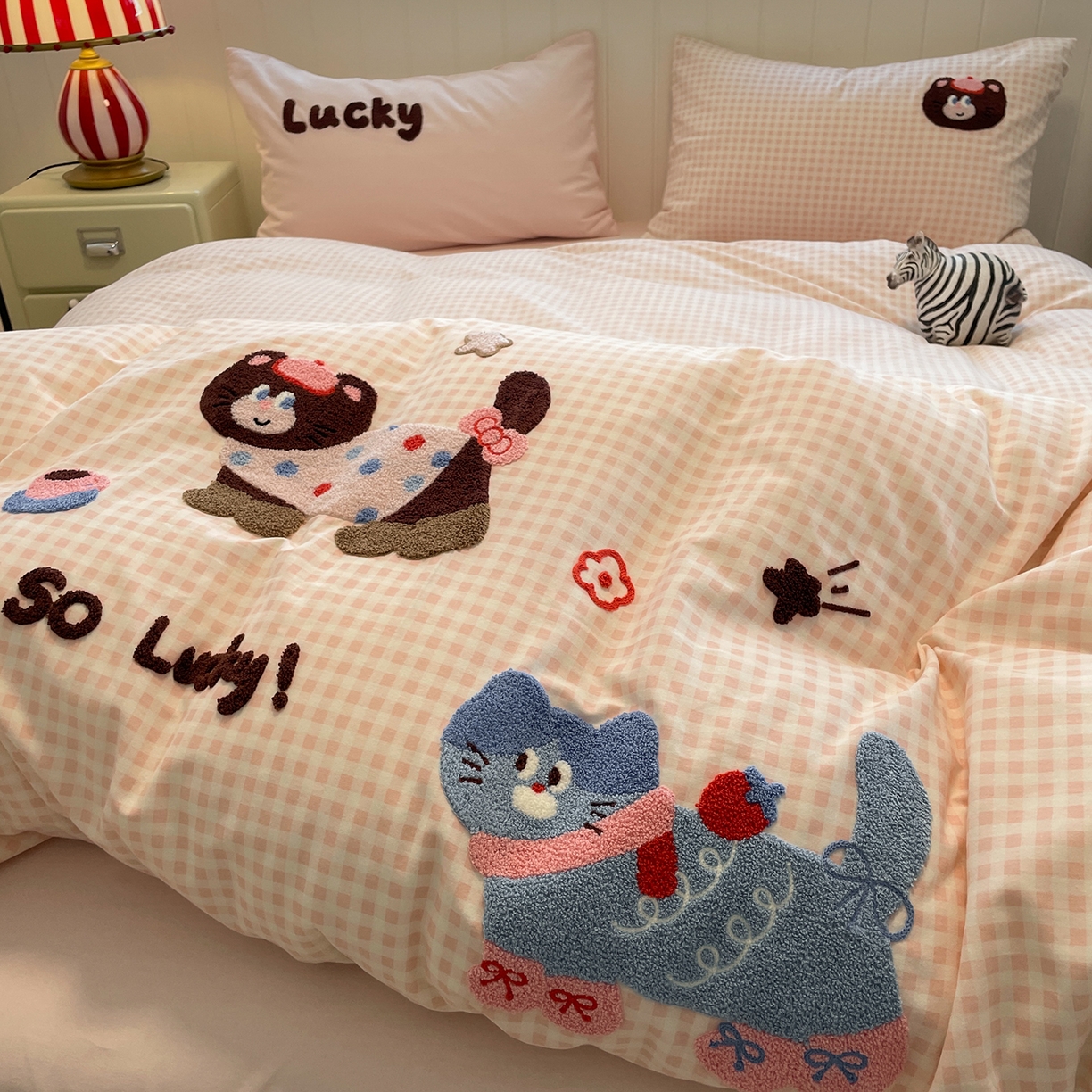 蓝邻家纺 2025新款全棉磨毛卡通刺绣款四件套--毛巾绣系列 幸运喵