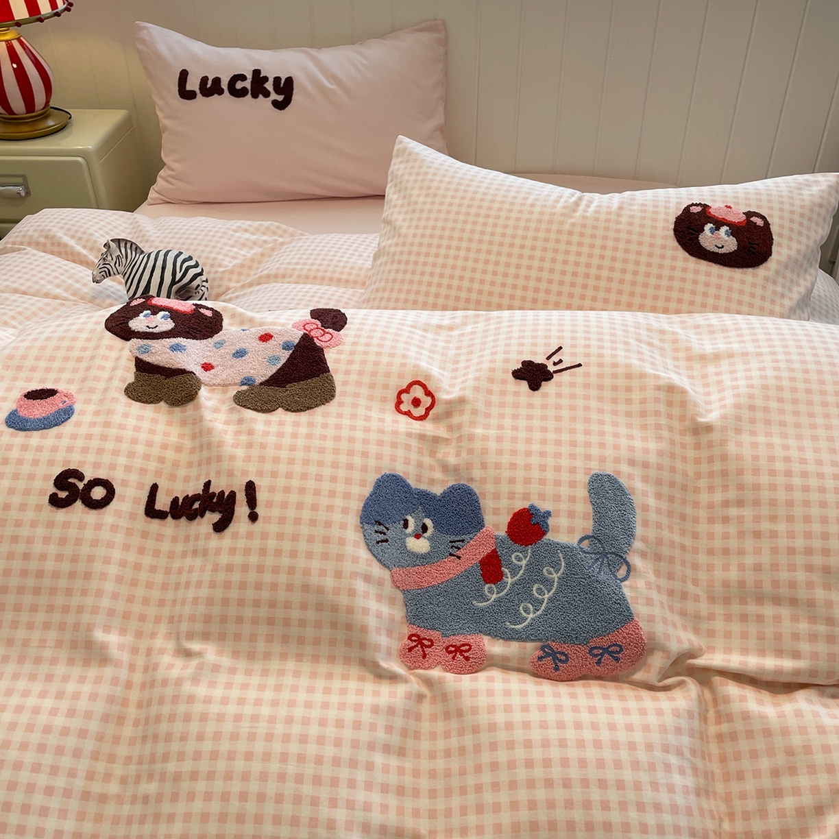 91家纺网 家纺一手货源 找家纺 蓝邻家纺 2025新款全棉磨毛卡通刺绣款四件套--毛巾绣系列 幸运喵