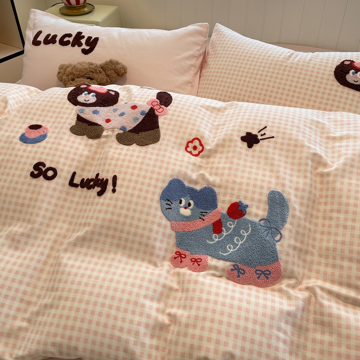 91家纺网 家纺一手货源 找家纺 蓝邻家纺 2025新款全棉磨毛卡通刺绣款四件套--毛巾绣系列 幸运喵