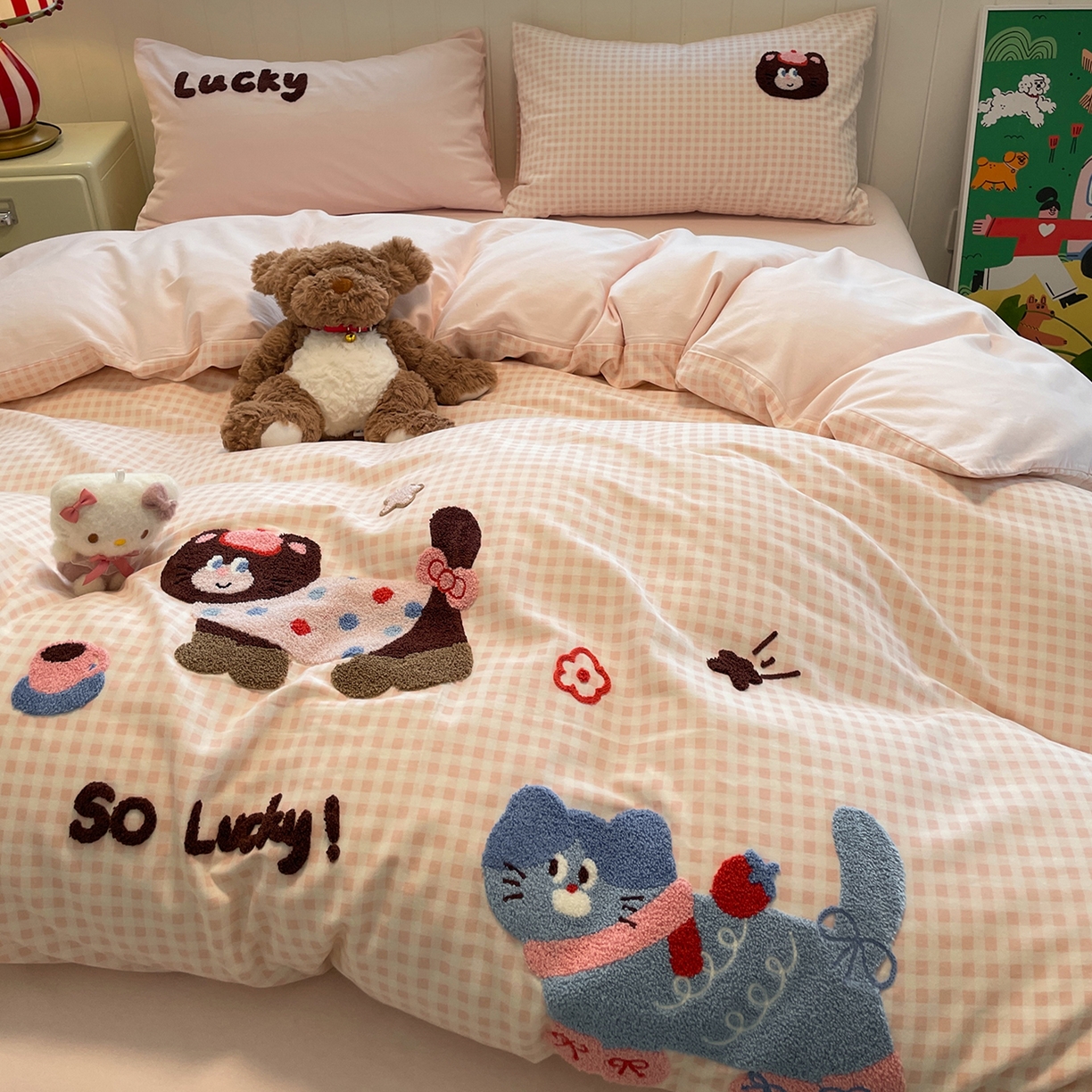 91家纺网 家纺一手货源 找家纺 蓝邻家纺 2025新款全棉磨毛卡通刺绣款四件套--毛巾绣系列 幸运喵