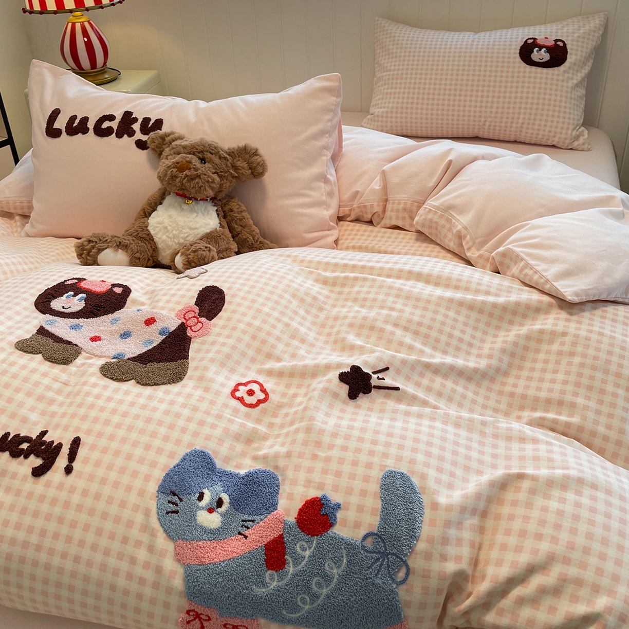 91家纺网 家纺一手货源 找家纺 蓝邻家纺 2025新款全棉磨毛卡通刺绣款四件套--毛巾绣系列 幸运喵