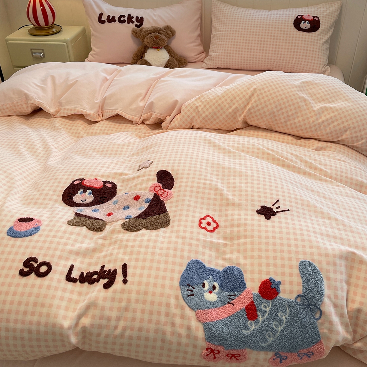 91家纺网 家纺一手货源 找家纺 蓝邻家纺 2025新款全棉磨毛卡通刺绣款四件套--毛巾绣系列 幸运喵