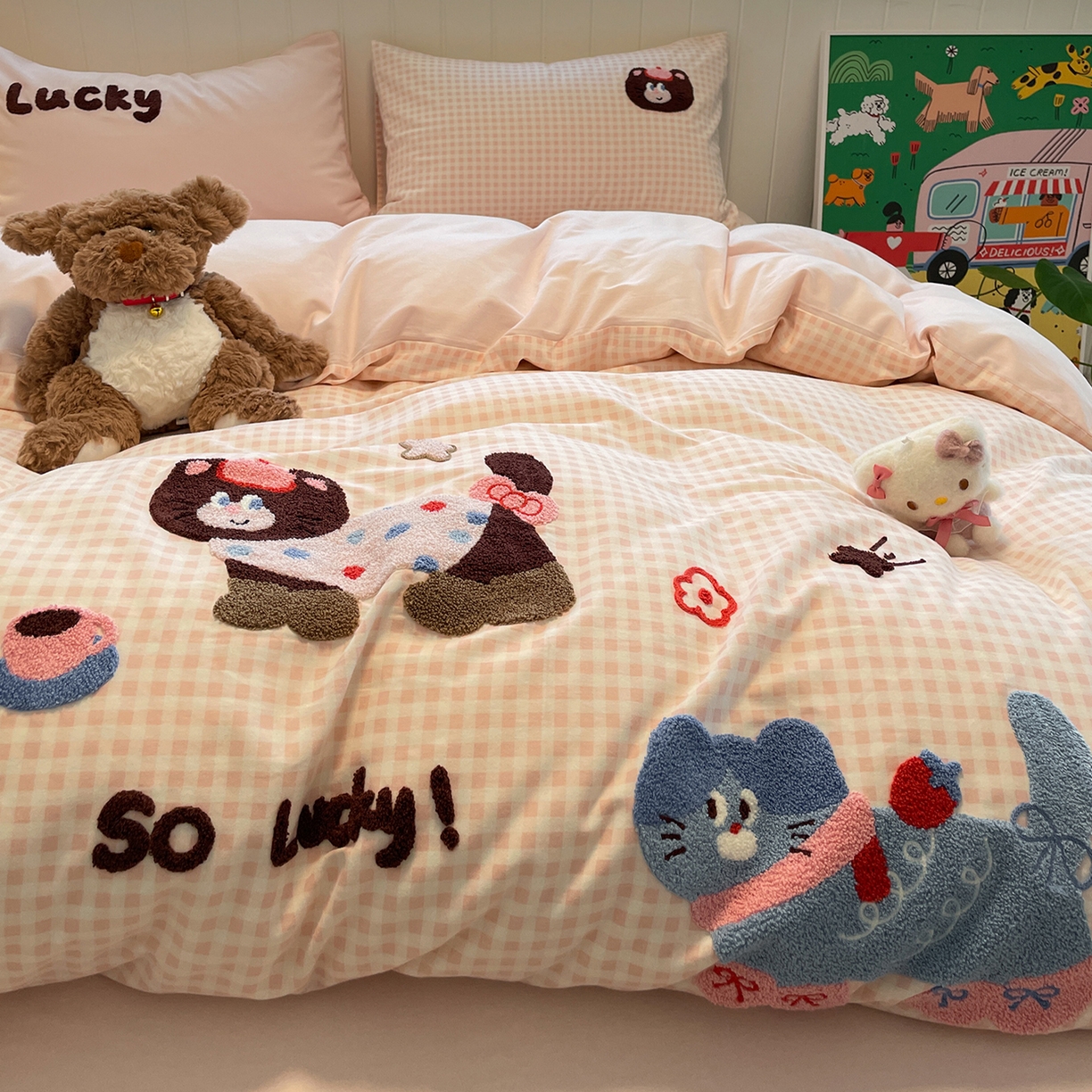 91家纺网 家纺一手货源 找家纺 蓝邻家纺 2025新款全棉磨毛卡通刺绣款四件套--毛巾绣系列 幸运喵