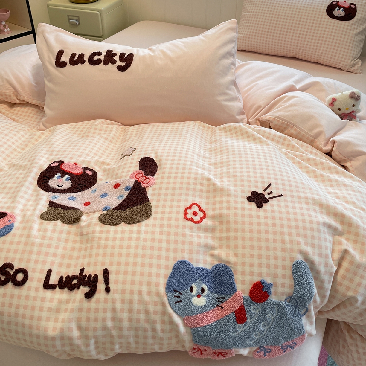 91家纺网 家纺一手货源 找家纺 蓝邻家纺 2025新款全棉磨毛卡通刺绣款四件套--毛巾绣系列 幸运喵