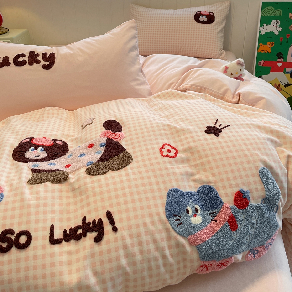 91家纺网 家纺一手货源 找家纺 蓝邻家纺 2025新款全棉磨毛卡通刺绣款四件套--毛巾绣系列 幸运喵