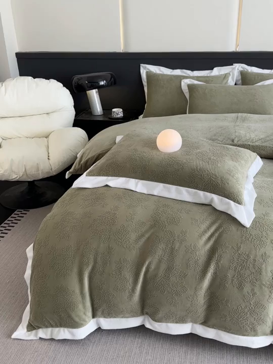 91家纺网 家纺一手货源 找家纺 亿梵家居  2025秋冬新款-拼角款A类全消光牛奶绒立体5D雕花绒四件套 布兰卡-柳茶绿