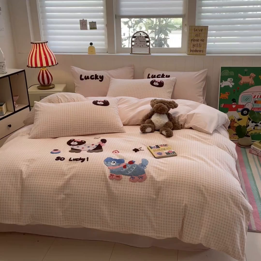 91家纺网 家纺一手货源 找家纺 蓝邻家纺 2025新款全棉磨毛卡通刺绣款四件套--毛巾绣系列 幸运喵