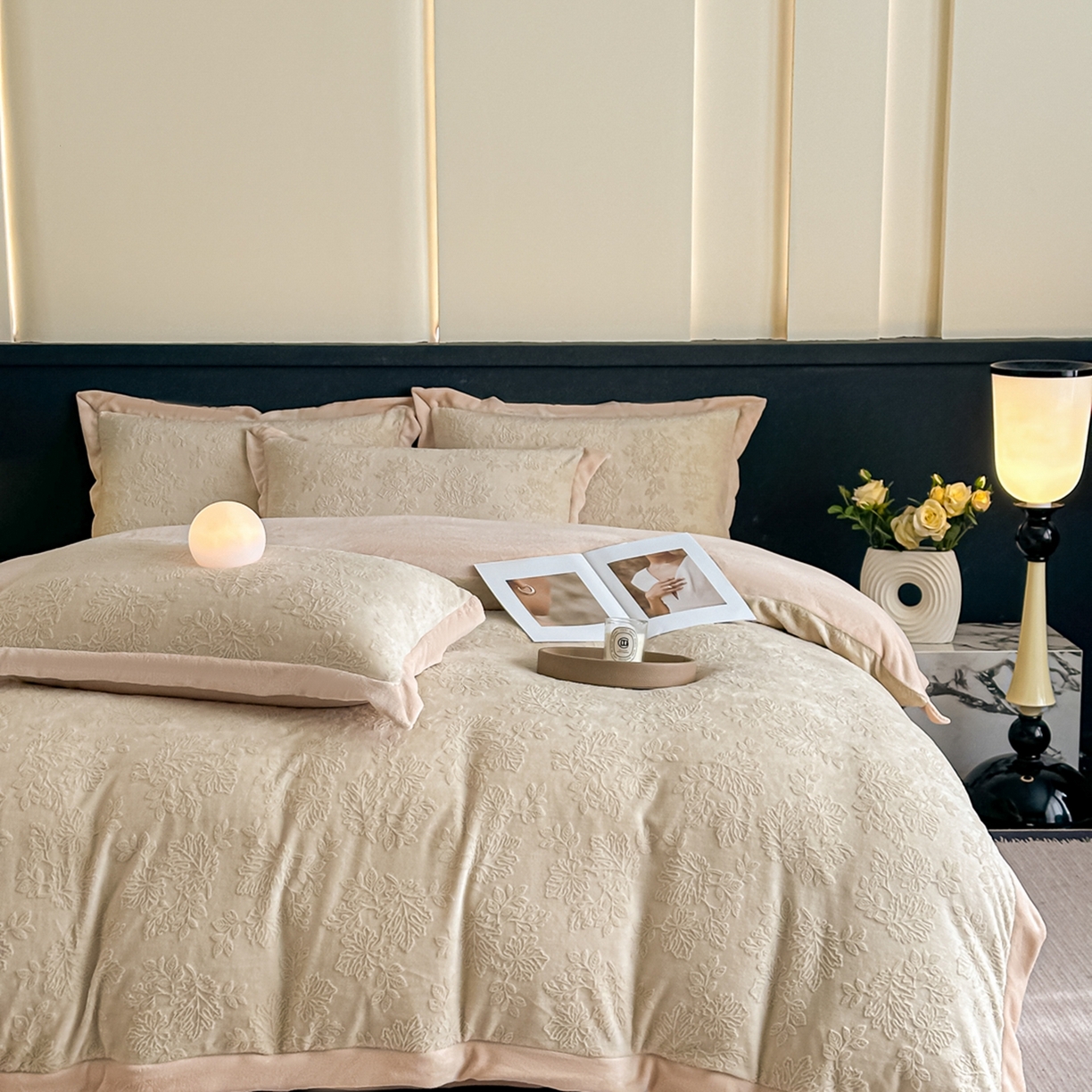 91家纺网 家纺一手货源 找家纺 亿梵家居  2025秋冬新款-拼角款A类全消光牛奶绒立体5D雕花绒四件套 布兰卡-奶油白