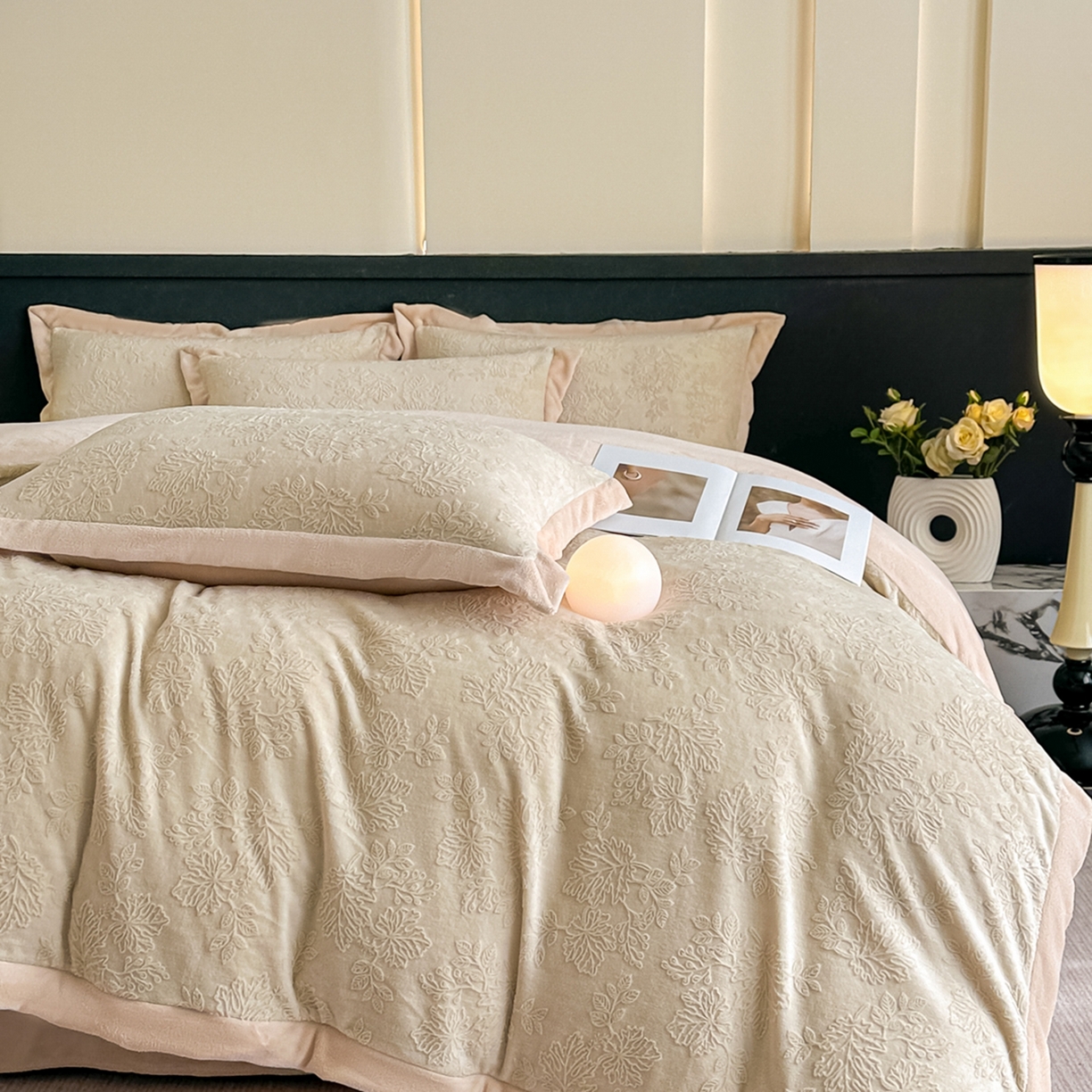 91家纺网 家纺一手货源 找家纺 亿梵家居  2025秋冬新款-拼角款A类全消光牛奶绒立体5D雕花绒四件套 布兰卡-奶油白