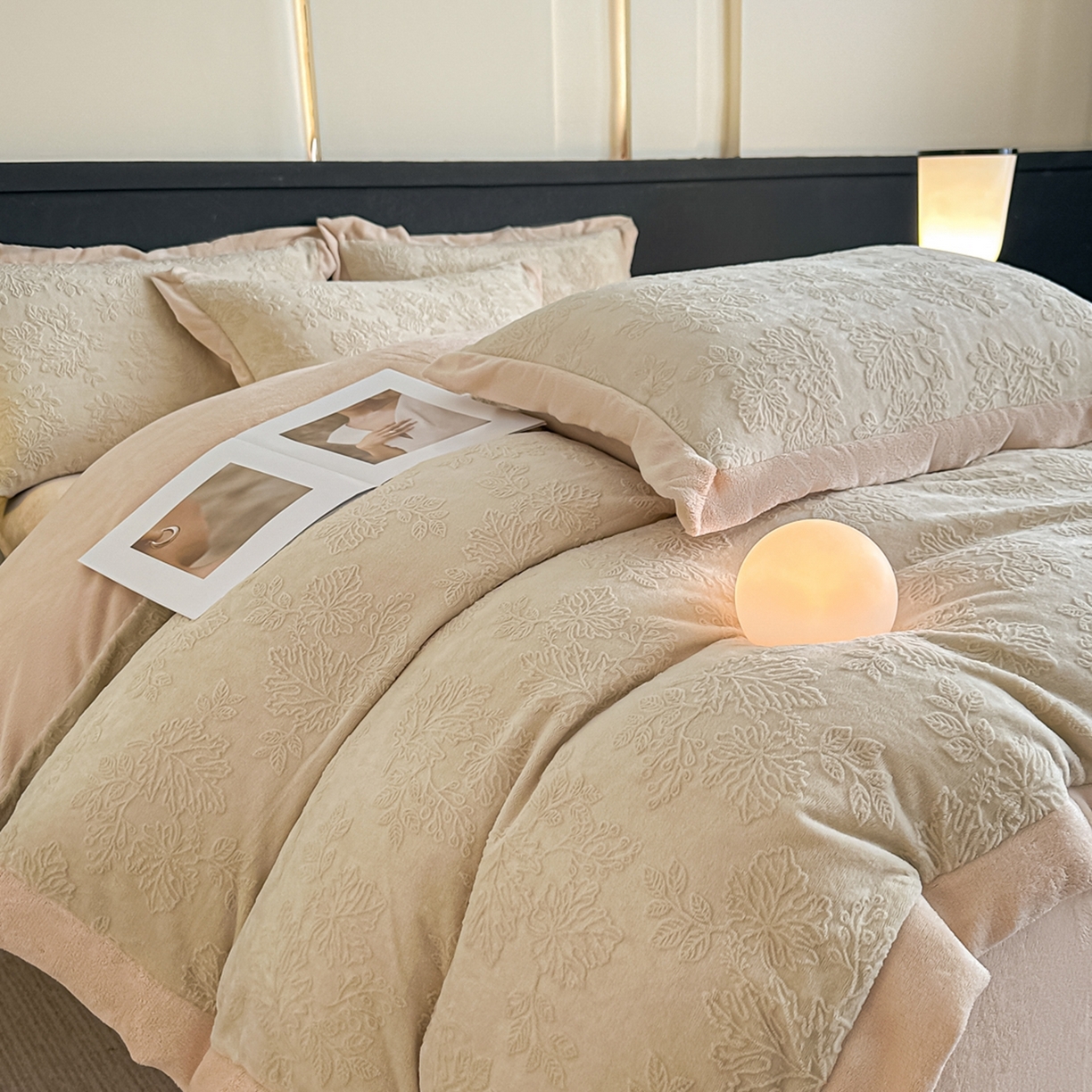 91家纺网 家纺一手货源 找家纺 亿梵家居  2025秋冬新款-拼角款A类全消光牛奶绒立体5D雕花绒四件套 布兰卡-奶油白