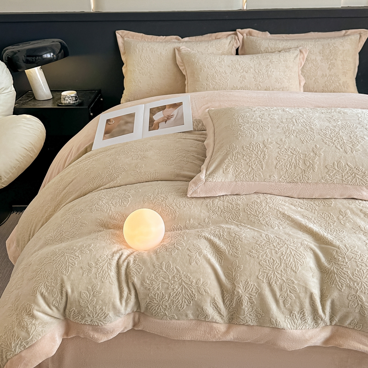 91家纺网 家纺一手货源 找家纺 亿梵家居  2025秋冬新款-拼角款A类全消光牛奶绒立体5D雕花绒四件套 布兰卡-奶油白