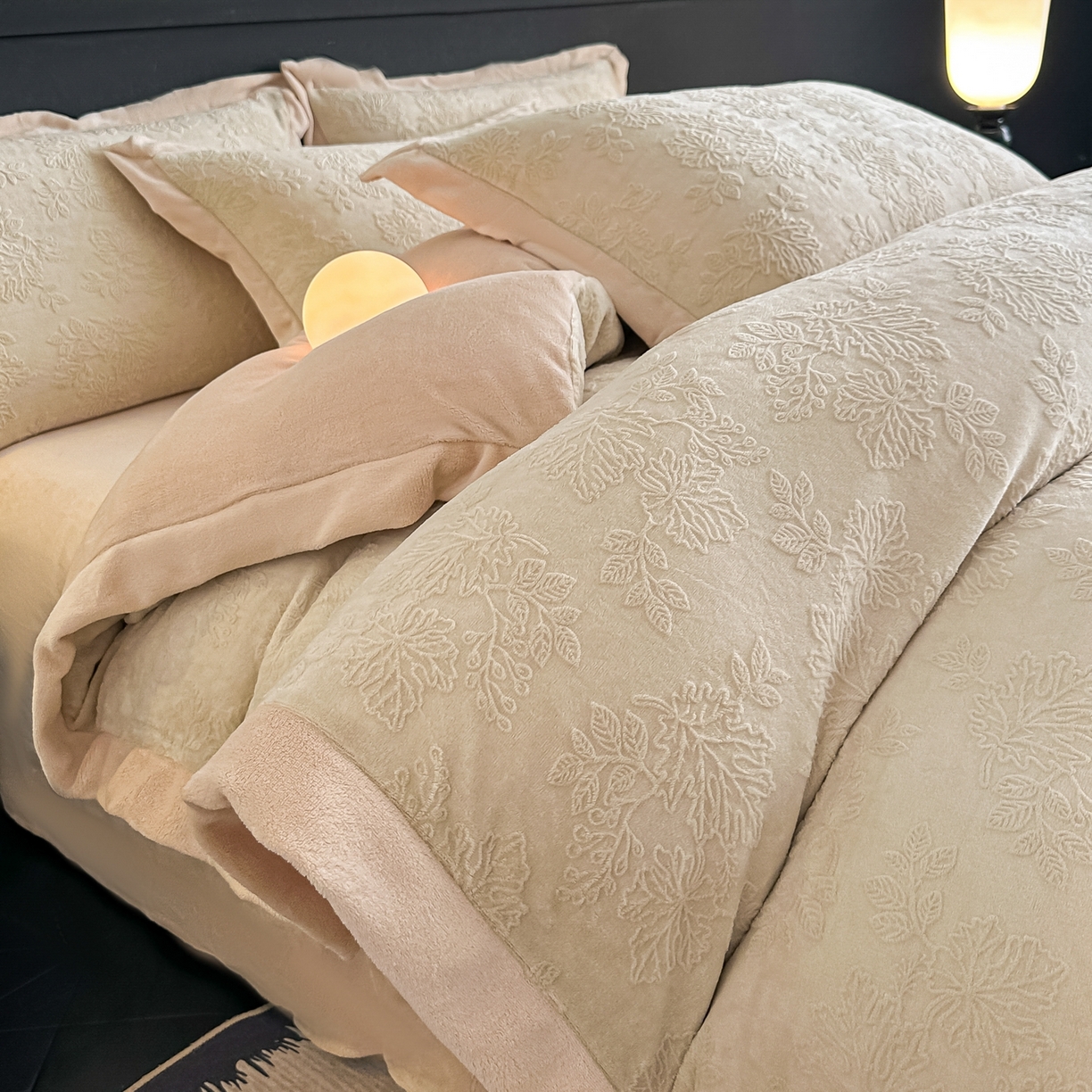 亿梵家居  2025秋冬新款-拼角款A类全消光牛奶绒立体5D雕花绒四件套 布兰卡-奶油白