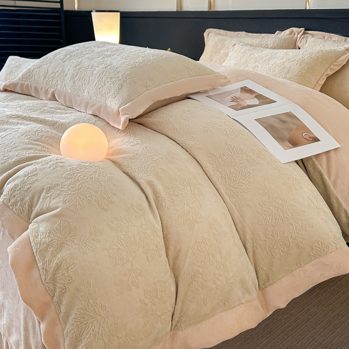 91家纺网 家纺一手货源 找家纺 亿梵家居  2025秋冬新款-拼角款A类全消光牛奶绒立体5D雕花绒四件套 布兰卡-奶油白