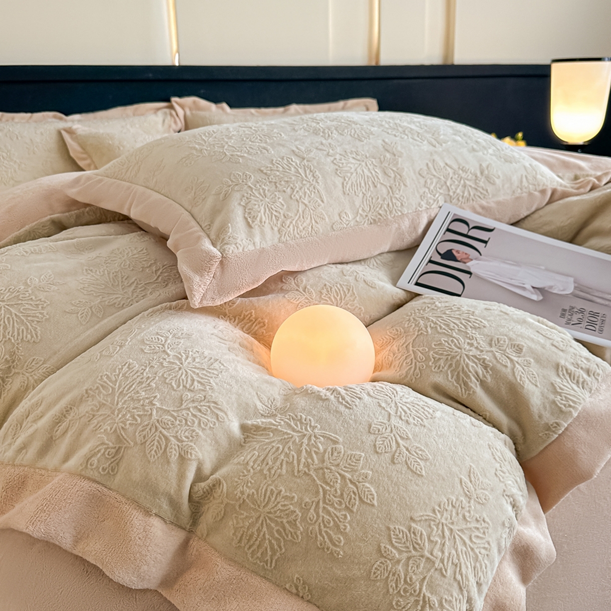 91家纺网 家纺一手货源 找家纺 亿梵家居  2025秋冬新款-拼角款A类全消光牛奶绒立体5D雕花绒四件套 布兰卡-奶油白