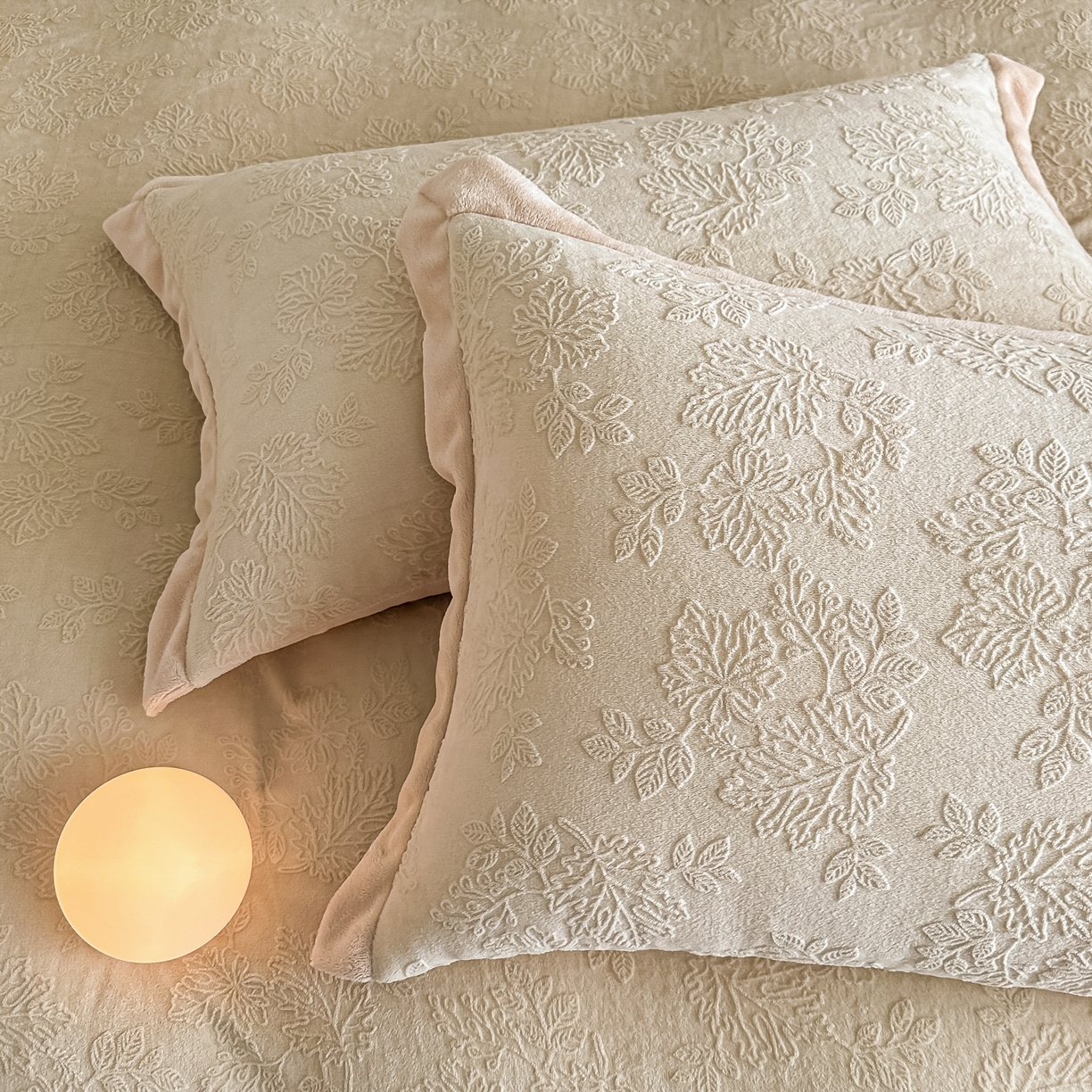 91家纺网 家纺一手货源 找家纺 亿梵家居  2025秋冬新款-拼角款A类全消光牛奶绒立体5D雕花绒四件套 布兰卡-奶油白