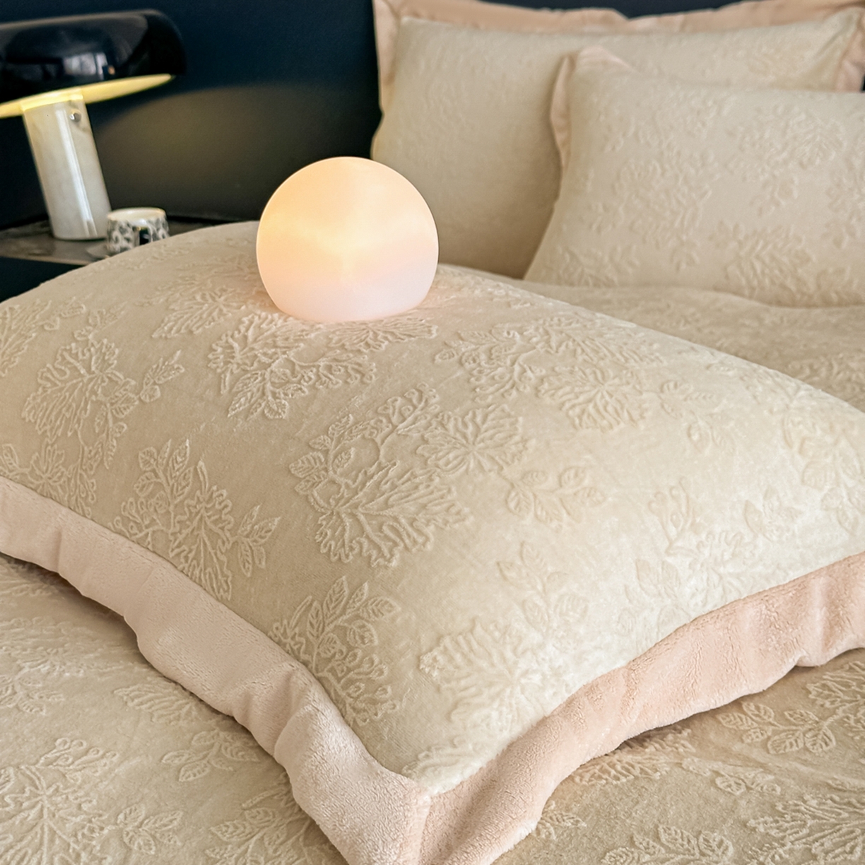 91家纺网 家纺一手货源 找家纺 亿梵家居  2025秋冬新款-拼角款A类全消光牛奶绒立体5D雕花绒四件套 布兰卡-奶油白