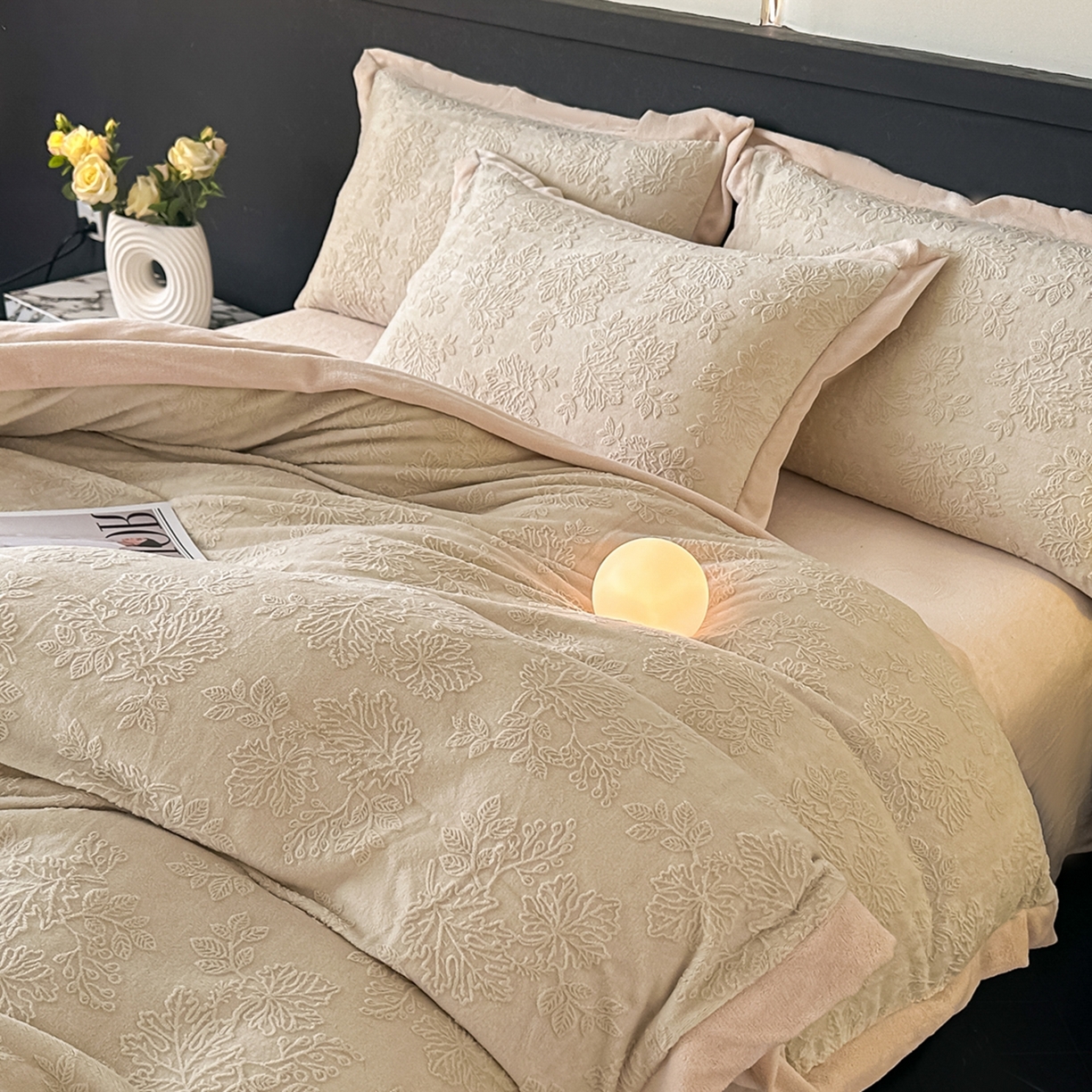 91家纺网 家纺一手货源 找家纺 亿梵家居  2025秋冬新款-拼角款A类全消光牛奶绒立体5D雕花绒四件套 布兰卡-奶油白