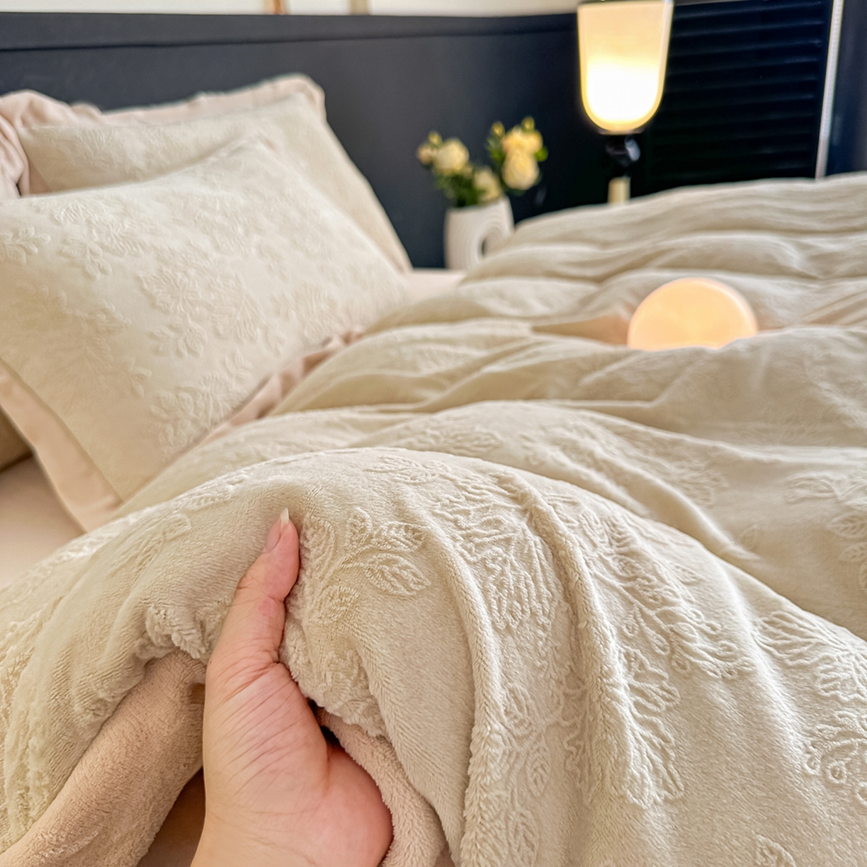 91家纺网 家纺一手货源 找家纺 亿梵家居  2025秋冬新款-拼角款A类全消光牛奶绒立体5D雕花绒四件套 布兰卡-奶油白