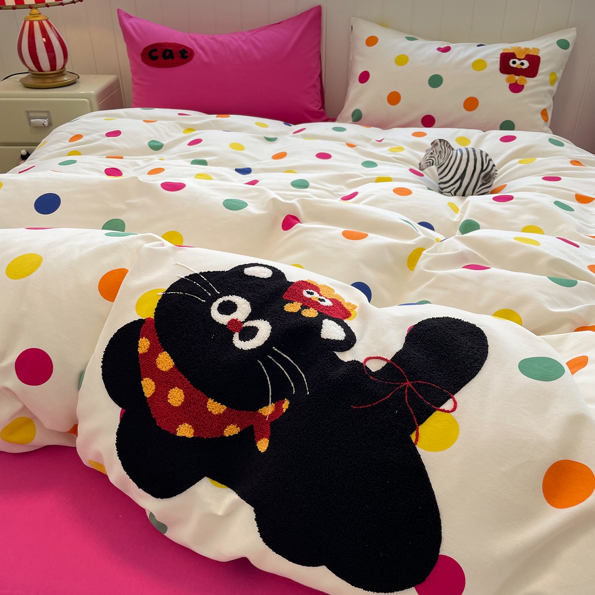 91家纺网 家纺一手货源 找家纺 蓝邻家纺 2025新款全棉磨毛卡通刺绣款四件套--毛巾绣系列 炫彩猫