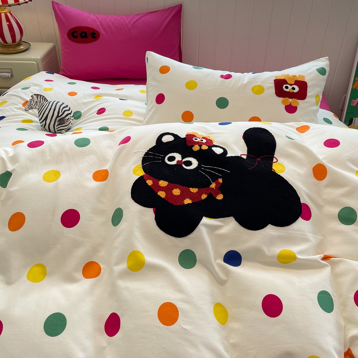 91家纺网 家纺一手货源 找家纺 蓝邻家纺 2025新款全棉磨毛卡通刺绣款四件套--毛巾绣系列 炫彩猫