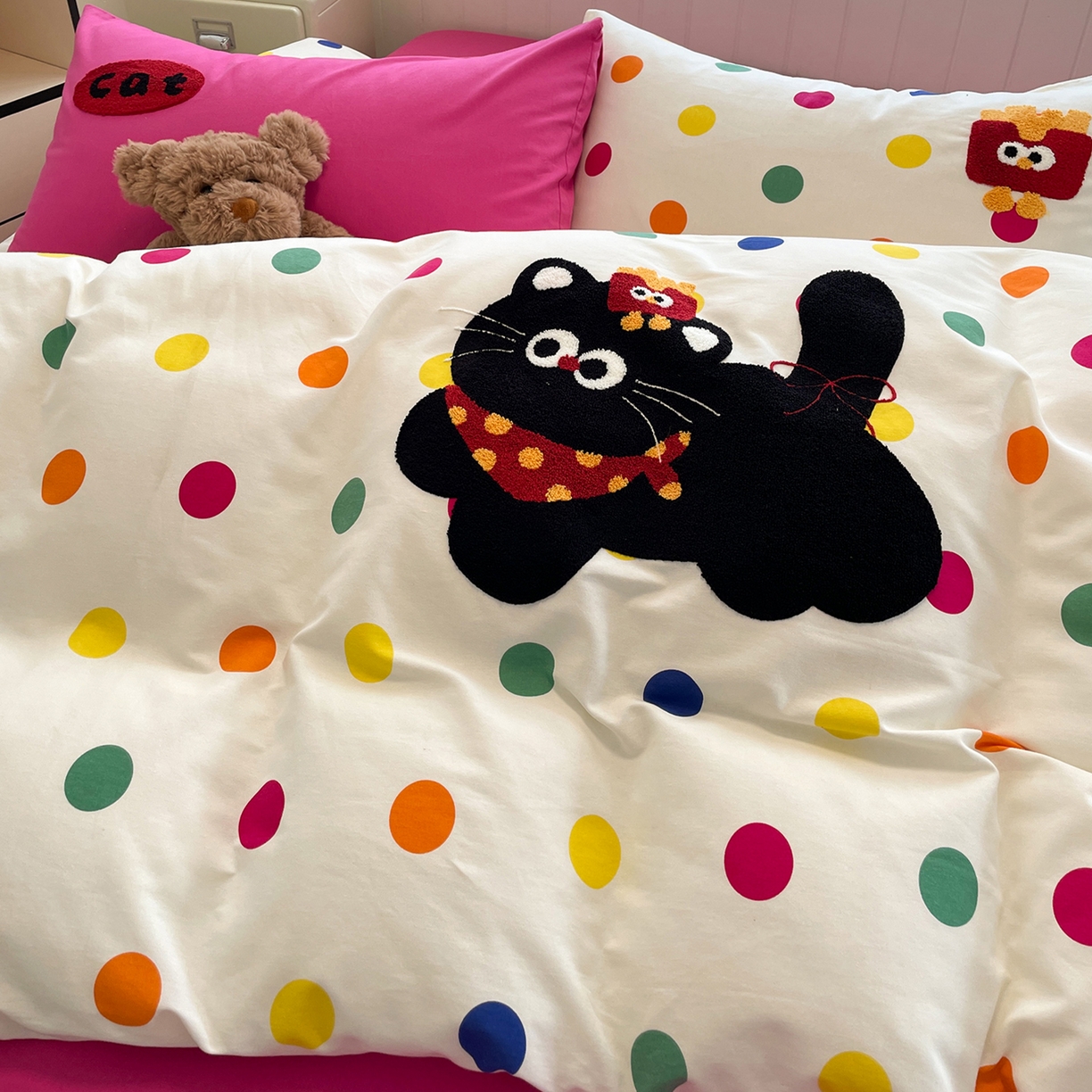 91家纺网 家纺一手货源 找家纺 蓝邻家纺 2025新款全棉磨毛卡通刺绣款四件套--毛巾绣系列 炫彩猫