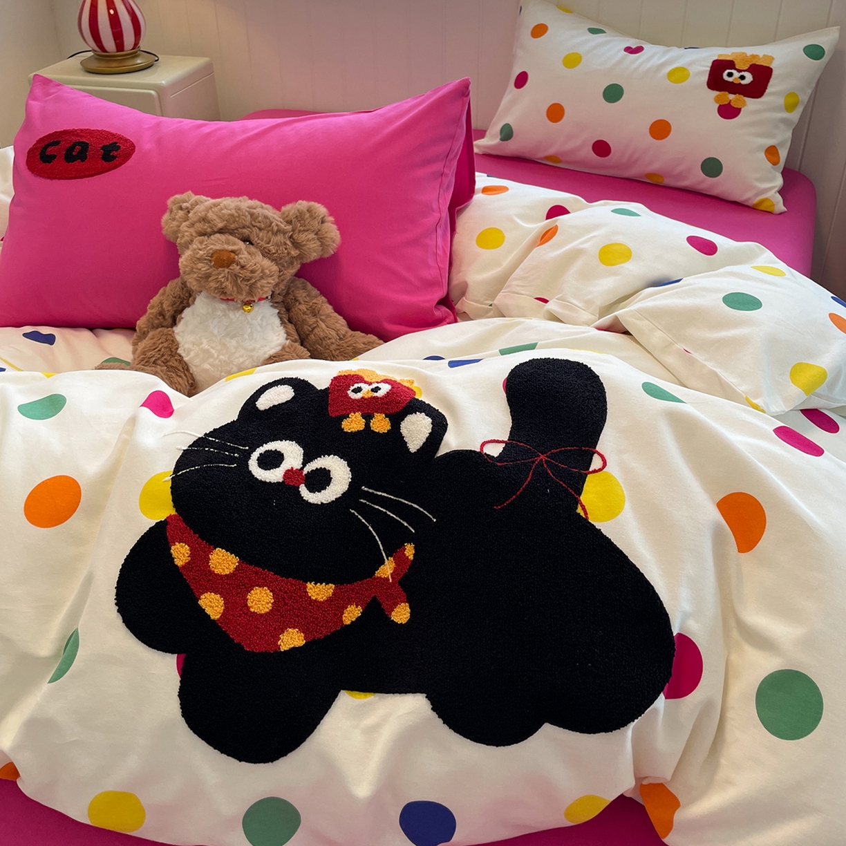 91家纺网 家纺一手货源 找家纺 蓝邻家纺 2025新款全棉磨毛卡通刺绣款四件套--毛巾绣系列 炫彩猫