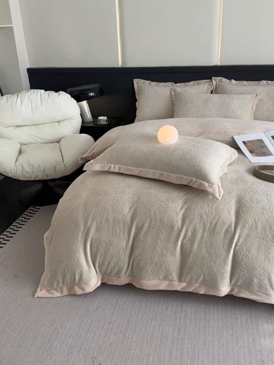 91家纺网 家纺一手货源 找家纺 亿梵家居  2025秋冬新款-拼角款A类全消光牛奶绒立体5D雕花绒四件套 布兰卡-奶油白